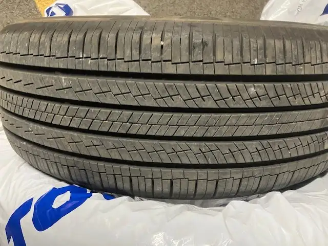 4 pneus d'été presque neufs (3,500 km) Nexen 235/60R18 in Tires & Rims in Québec City - Image 3