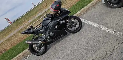 Gsxr1000 2005 5500$ 76000 km , roule comme un neuf Ligne exhaust yoshimura Entre d'air k&n Ecu flash...