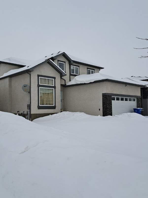 Harbour View/ Transcona 5 bed, 4 Bath, Double Garage and more. Long