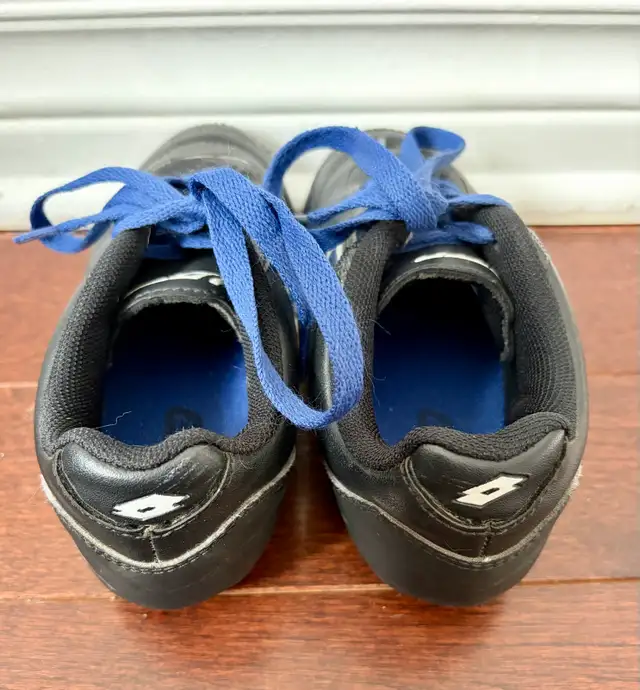 Soccer shoes - kids size 11 in Soccer in Ottawa - Image 6