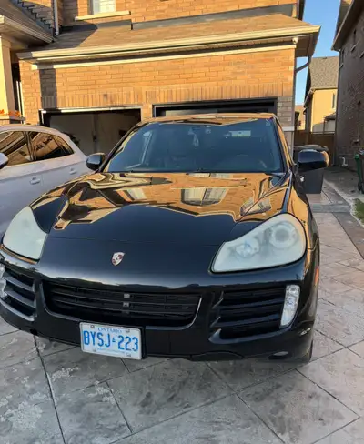 2010 Porsche Cayenne with 322,000 km. Powered by a 3.6L V6 gasoline engine (290 hp) with AWD. Black...