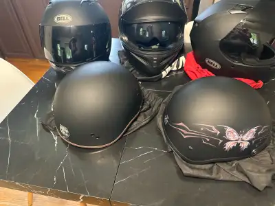J'offre un assortiment de casques de moto, chacun ayant ses propres caractéristiques et en bon état....