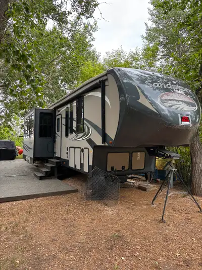 2015 Sandpiper 376 BHOK This camper has an amazing layout and perfect for a seasonal site! Up top th...
