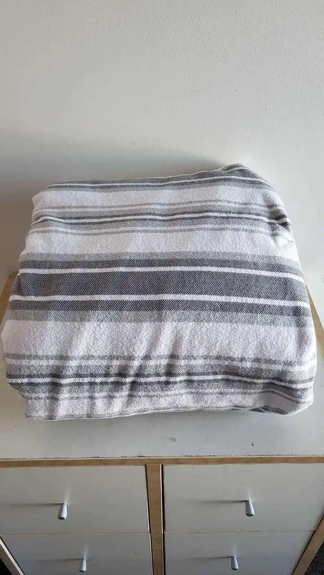 Flannel Striped King Bed Sheet Set in Bedding in Gatineau - Image 3