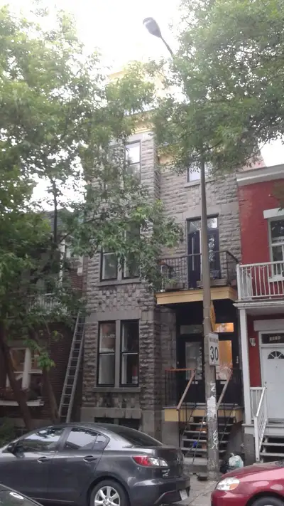 Je loue un grand 4½ situé au 3570 rue Clark, parfaitement niché entre Place des Arts et le boulevard...