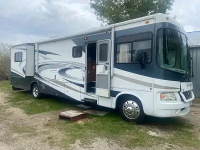 2008 George Town” XL” DELUXE model. Absolutely loaded with 2 separate bathrooms. Large fridge, micro...