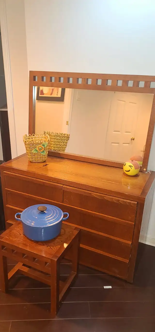 Solid Walnut Wood Bedroom Set – Twin Bed, Dresser, Mirror, Stool in Dressers & Wardrobes in City of Toronto - Image 5