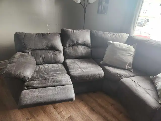 reclining sectional couch  in Couches & Futons in Charlottetown - Image 3