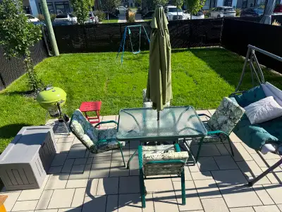 Table extérieur avec des chaises et parasol, View more