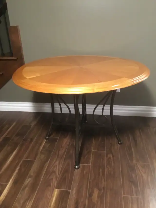 Round Dining table with 4 seating in Dining Tables & Sets in Moncton - Image 2
