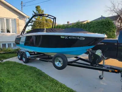 Bateau Fourwinns H230 en excellente condition extrêmement bien entretenu. 2014. Toit bimini support...