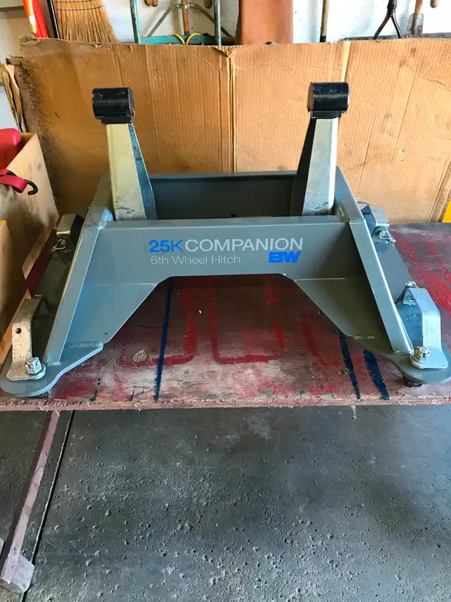 B&W Companion 5th wheel hitch base 24k fits 2016-2019 $500 in Other in St. Catharines - Image 2