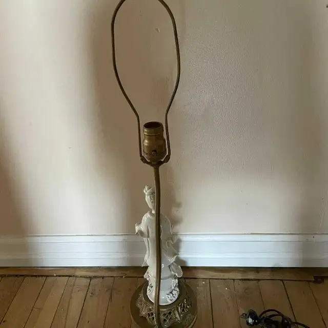 Antique Guan Yin Porcelain Table Lamp in Indoor Lighting & Fans in City of Montréal - Image 4