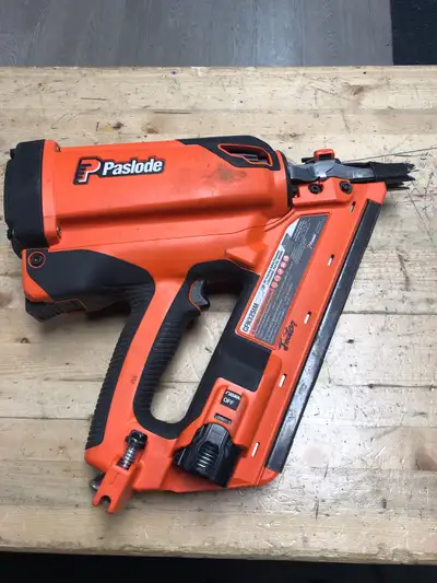 This Paslode CFN325IM Impulse framing nailer is a reliable, cordless tool ready for your next constr...