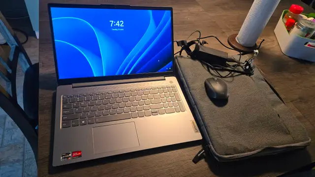 Lenovo IdeaPad Slim 3 15AMN8 + Souris Logitech MX2 in Laptops in Laval / North Shore - Image 3