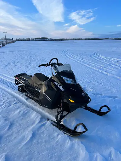 2014 skidoo summit sp. 1200 original Kms. 154” track with no torn or missing lugs. 2 sets of linq on...