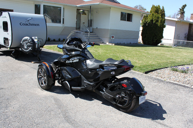 2014 Can-Am Spyder STS Only 4400 kms! in Sport Touring in Kelowna - Image 3