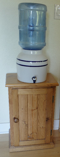 Porcelain water dispensor and stand