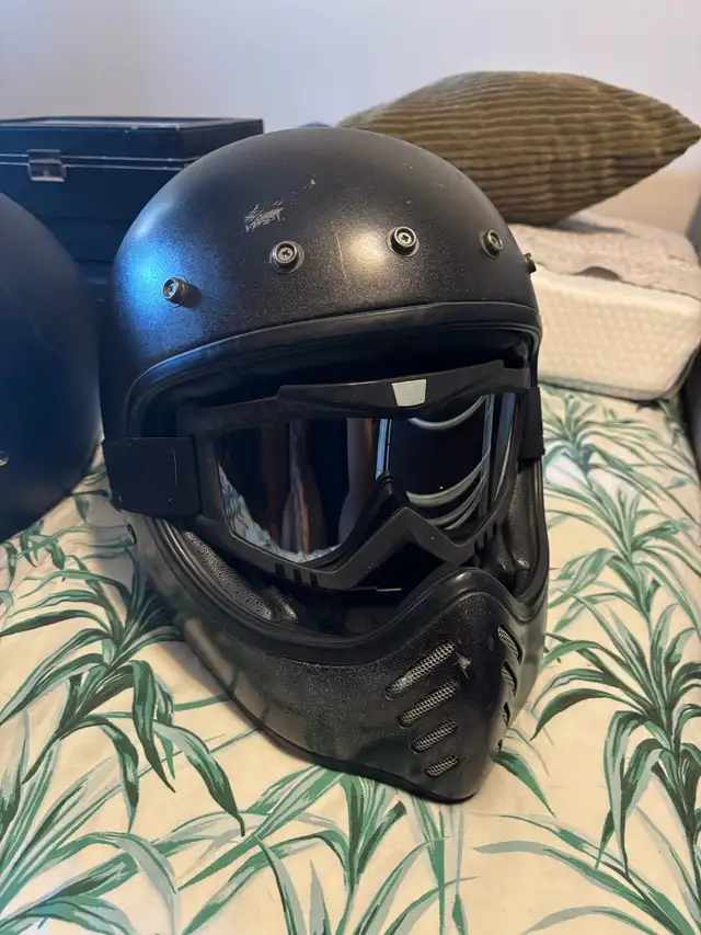 Motorcycle Helmets and Gloves in Other in Mississauga / Peel Region - Image 3