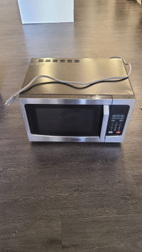 Toshiba Large Microwave (1.2 Cu. ft): ML-EM31P (SS)/CA