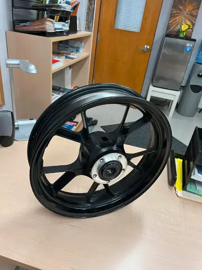Roue avant Kawasaki concours 14 ABS usagée.