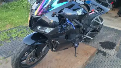 2007 CBR 600RR MODDED asking $5800 not your average 600rr, this rocket isn't for beginners. This bik...