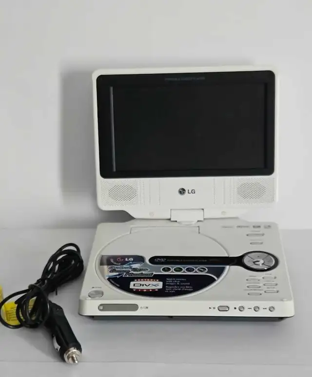 LG Portable DVD Player Model: LPA-735  7"- Screen- PLS. READ DES in General Electronics in City of Montréal - Image 2