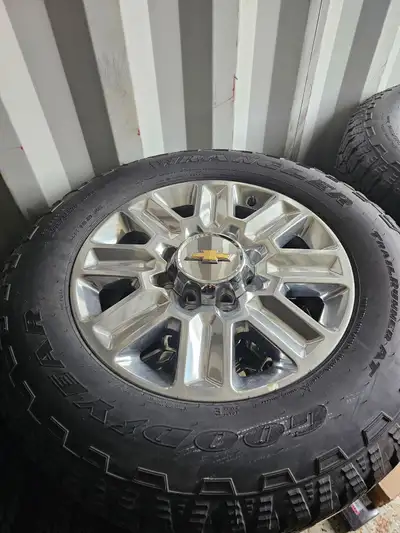 OEM wheels and tires off a 2025 Chevrolet Silverado 3500 Highcountry. 275/65r20. Basically brand new...