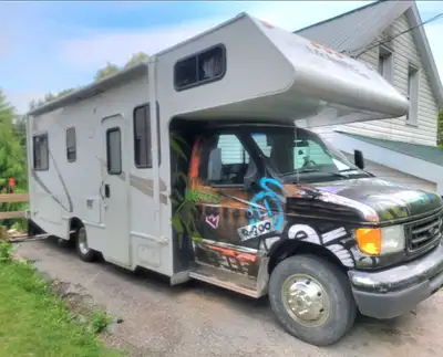 Time for a holiday! Why rent and pay those mileage fees??? Own your own. 237049 km 6 New tires and o...