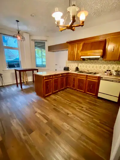 bedroom with private bathroom, the kitchen is shared . downtown ossington/Dundas w. House close to B...