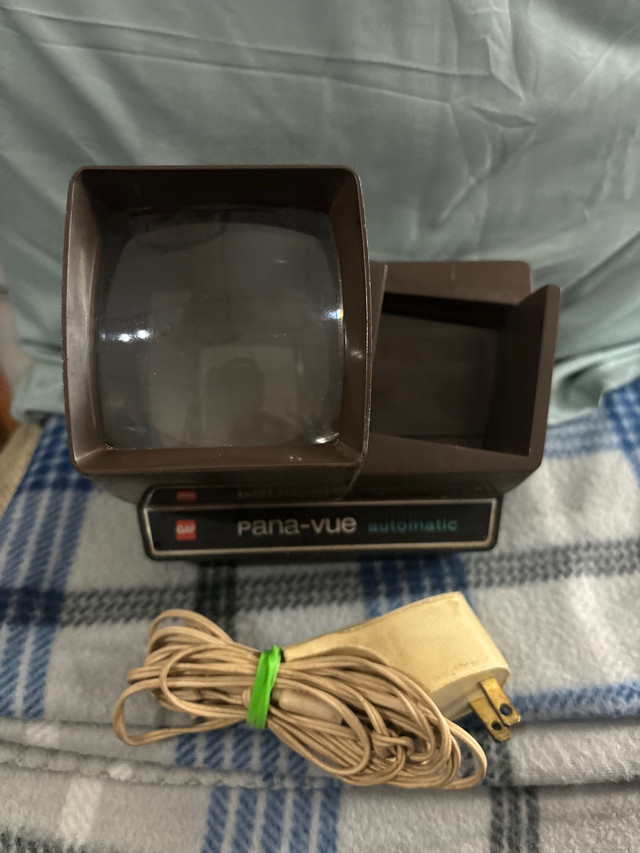 Vintage Pana-Vue Automatic Lighted 2x2 Slide Viewer 35MM  in General Electronics in City of Toronto - Image 2