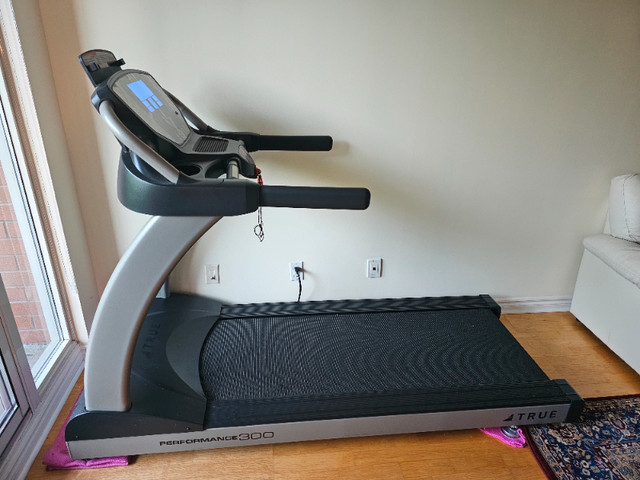 True 300 Treadmill with belt extra-wide & orthopedic cushioning in Exercise Equipment in City of Toronto - Image 3