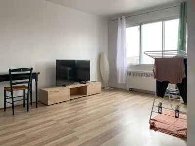 À louer – 3 1/2 rénové – Ahuntsic (Montréal) Disponible le 1er juillet Beau 3 1/2 situé au 2150 Henr...