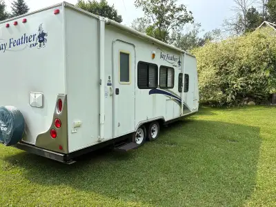 This pre-owned 22-foot Jayco Jay Feather Sport travel trailer is perfect for your next camping adven...