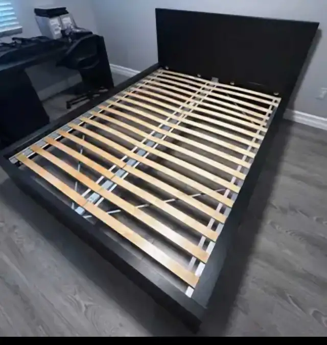 Lit Queen IKEA Malm avec 2 tiroirs de rangement  in Beds & Mattresses in City of Montréal - Image 4