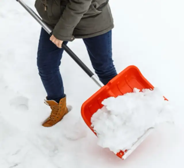 Snow shovel  in Snowblowers in Oshawa / Durham Region - Image 2