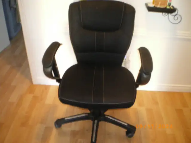 2 office chairs material treated ( Please read the ad carefully )628637322874911221