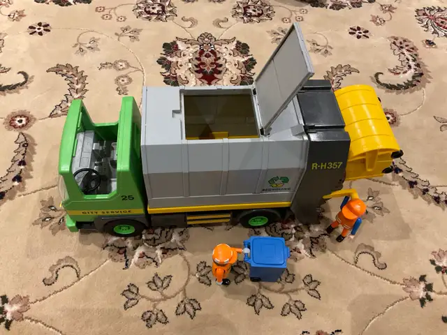 PLAYMOBILE GARBAGE TRACKS LOT  in Toys & Games in Mississauga / Peel Region - Image 5