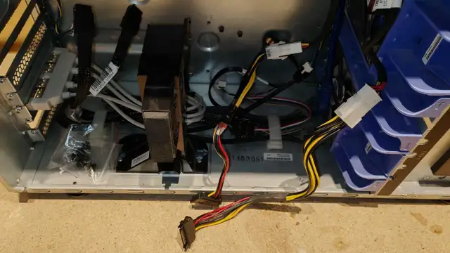 Lenovo Thinkserver TS440 server chassis barebone in Servers in Oakville / Halton Region - Image 9