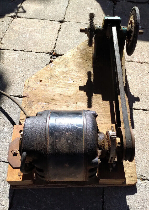 Vintage Belt Driven Workbench Grinder - Cast Iron Base, 0.25 HP in Power Tools in Markham / York Region - Image 3