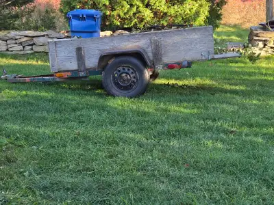 Petite remorque 7 1/2 X 4 1/2 environ