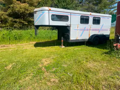 98 Crown gooseneck horse trailer 3 horse slant load Solid floors/frame Tows well Has a stud wall Can...