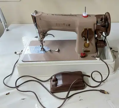 Machine à coudre Singer propre fabriquée au Québec, View more