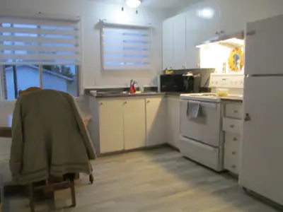 4 1/2 au 2e étage d'un sixplex. Chauffé/éclairé; entrées laveuse/sécheuse; balcon; un stationnement...