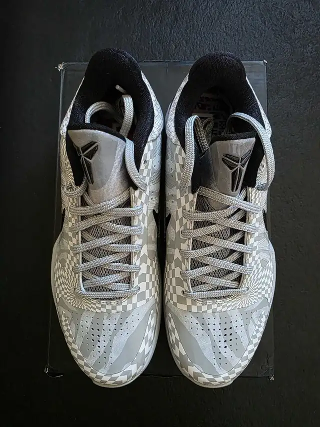 Kobe 5 Zebra size 8 in Men's Shoes in Mississauga / Peel Region - Image 3