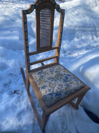 Petite Chaise berçante antique 
