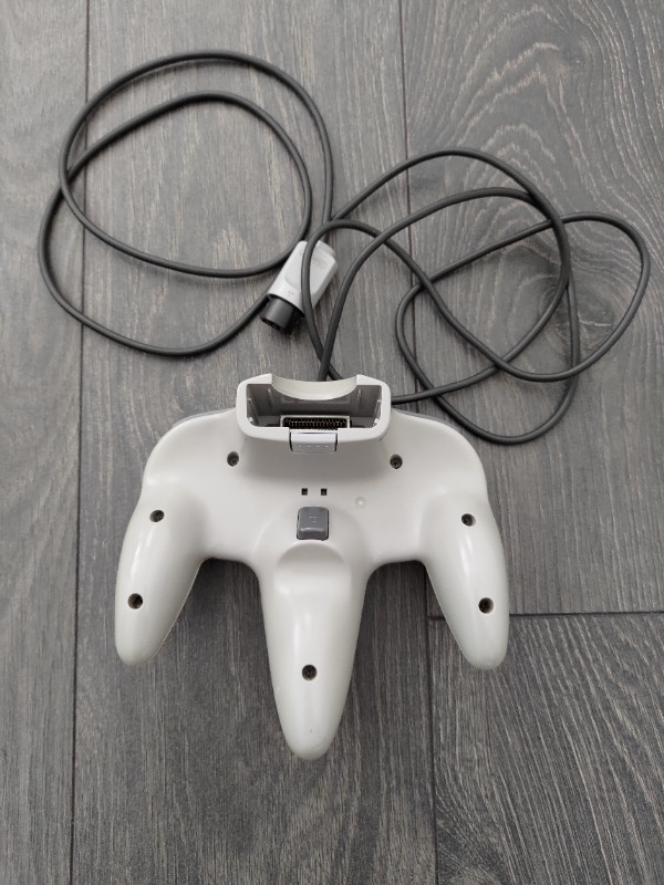 Nintendo 64 - OEM Grey Controller (Min. Yellowing + Loose Joy) in Older Generation in Burnaby/New Westminster - Image 2