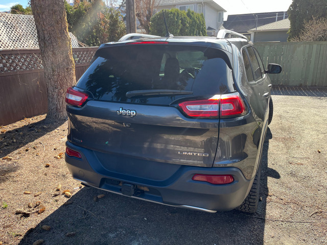 2014 Jeep cherokee in Cars & Trucks in Vernon - Image 3