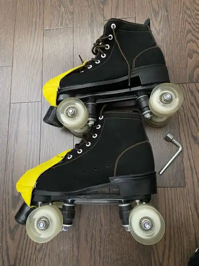 Paire de roller skates en excellent état avec protection changeable en vrai cuir. Vient aussi avec l...