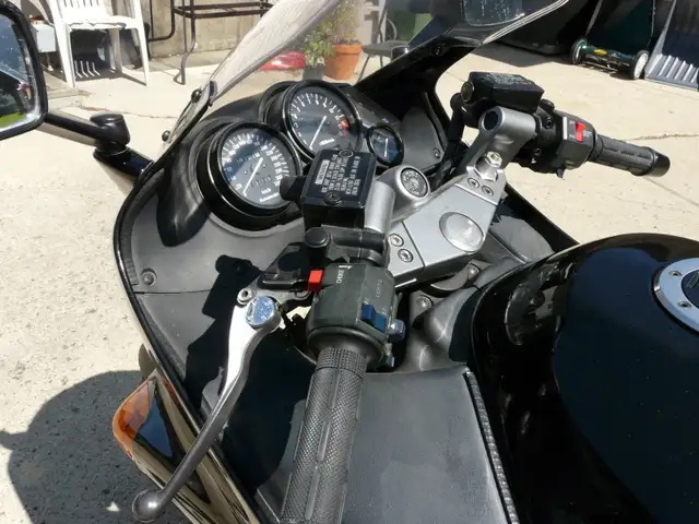 1990 Kawasaki ZX-11 Ninja in Sport Bikes in Edmonton - Image 7